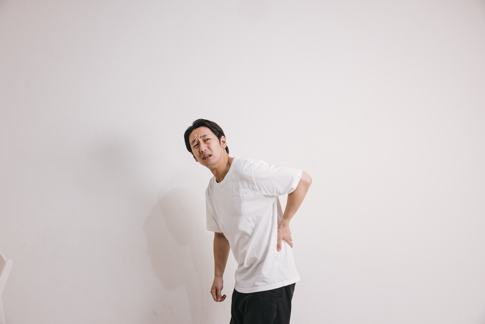 腰痛に苦しむ男性