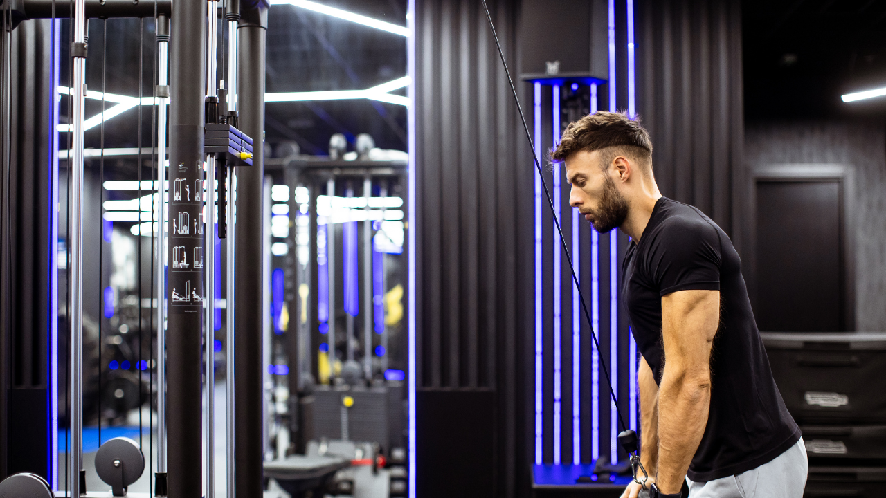 筋トレ中の男性