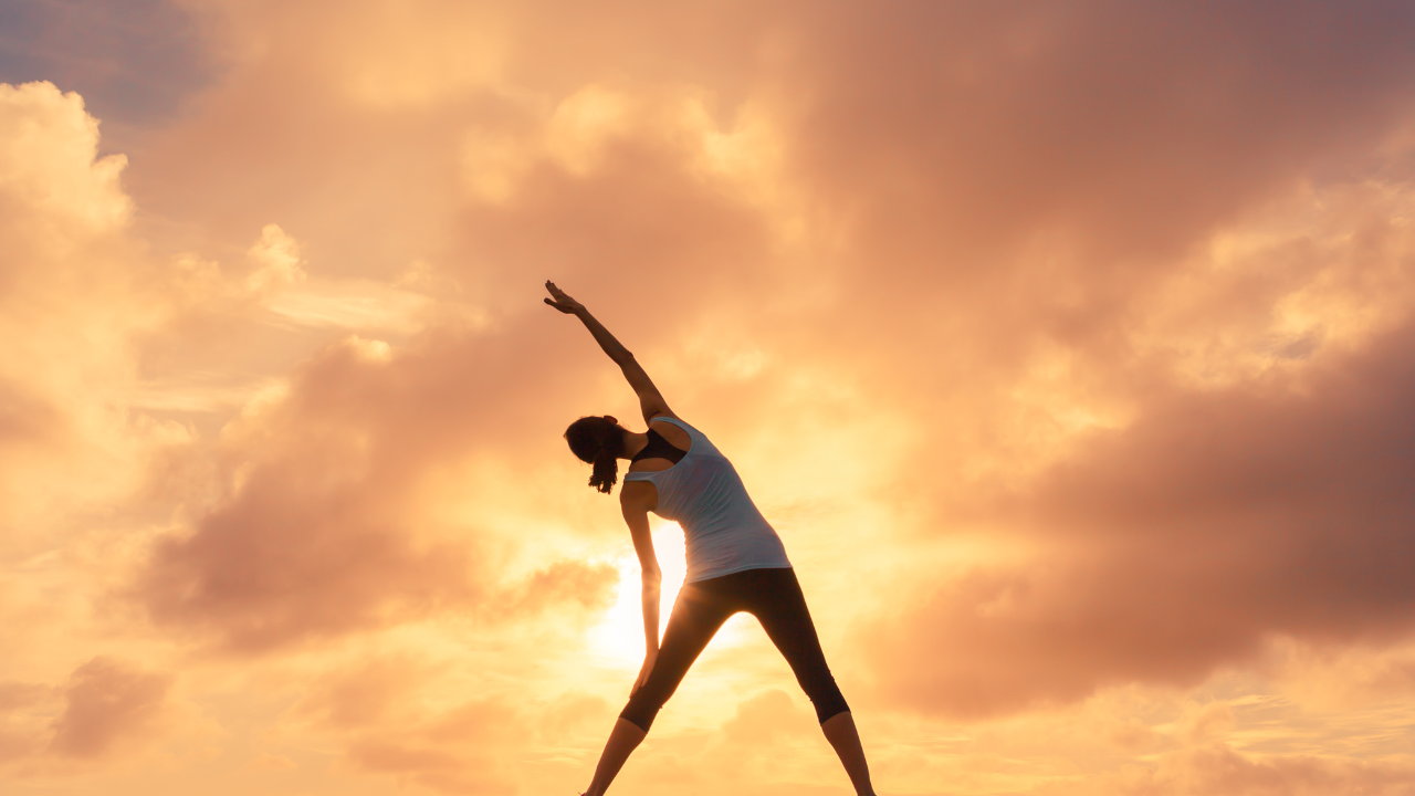 ストレッチをしている女性