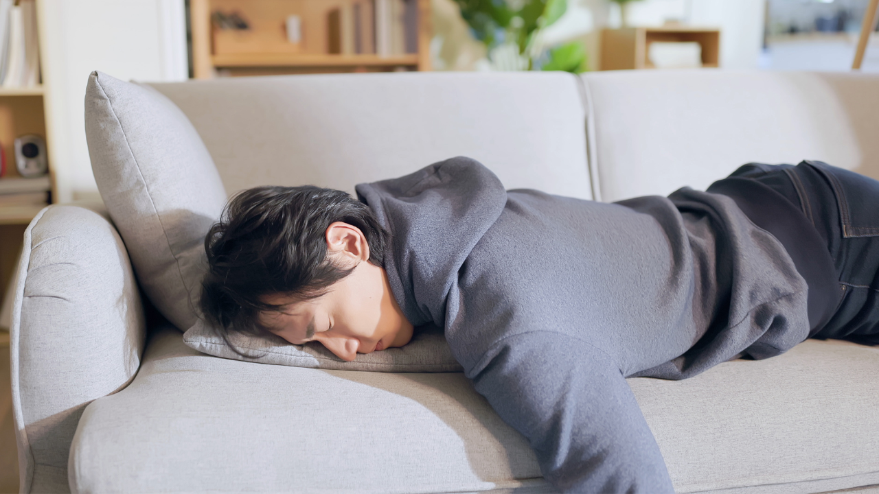 疲れ果てた男性