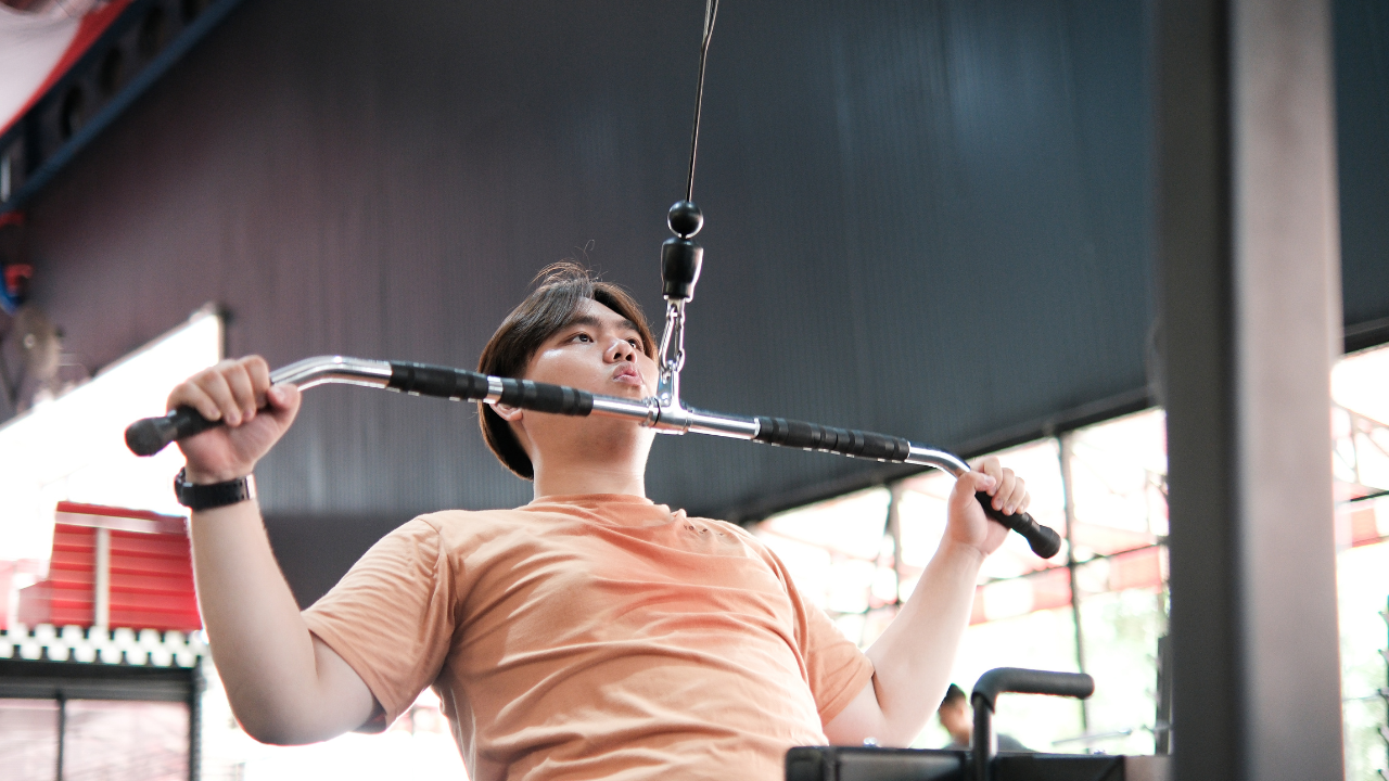 筋トレ中の男性