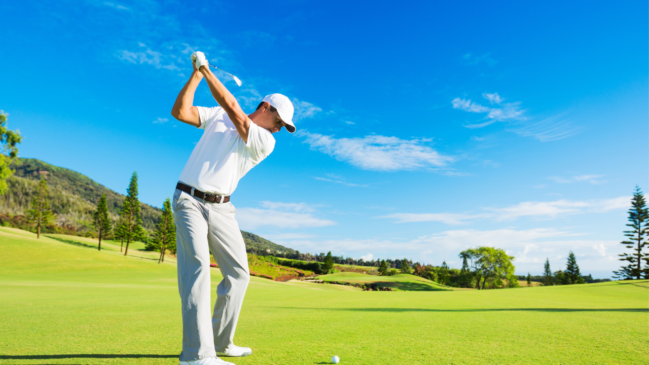 ゴルフをする男性