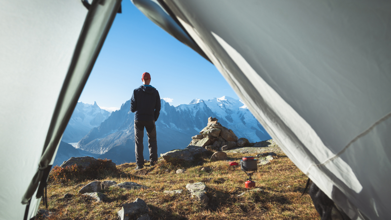 登山・キャンプをする男性