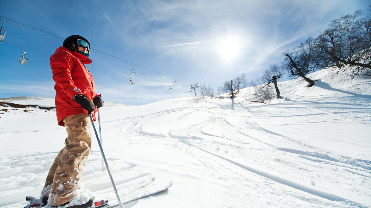 スキーをする男性