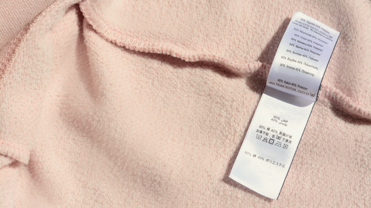 服のタグ