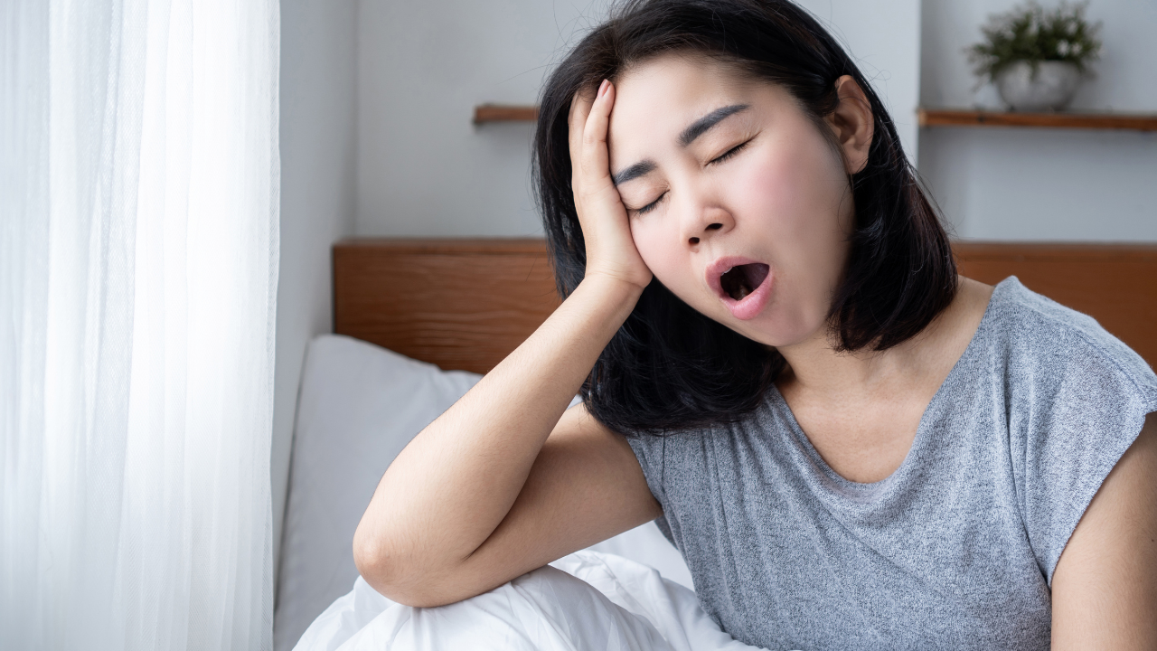 寝ても疲れが取れない女性